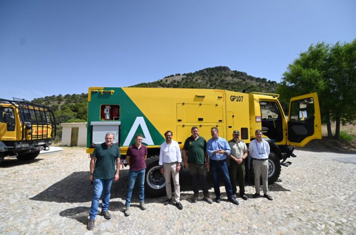 Antonio-Granados-ha-visitado-las-instalaciones-del-Centro-de-Defensa-Forestal-de-Puerto-Lobo-donde-ha-visto-el-nuevo-camión-autobomba