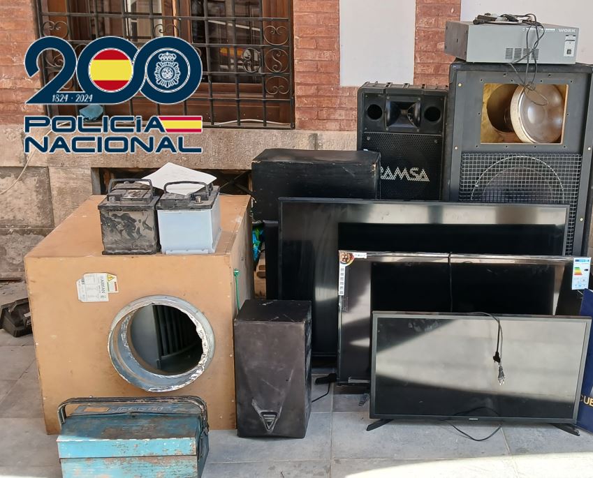 En-el-interior-de-la-furgoneta-de-uno-de-los-detenidos-los-agentes-incautaron,-además,-45-kilos-de-cable-de-cobre,-un-ciclomotor-denunciado