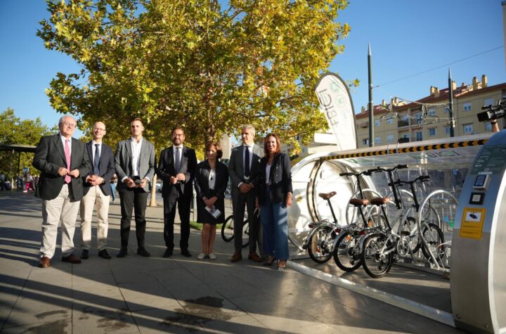 La-consejera-de-Fomento-anuncia-un-proyecto-para-implantar-una-red-de-parkings-para-bicicletas-y-patinetes-en-el-área-metropolitana