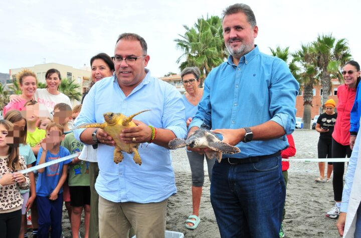 Escolares-del-CEIP-Las-Gaviotas-participan-en-la-suelta-y-reciben-una-charla-de-los-técnicos-del-Centro-de-Gestión-del-Medio-Marino Andaluz