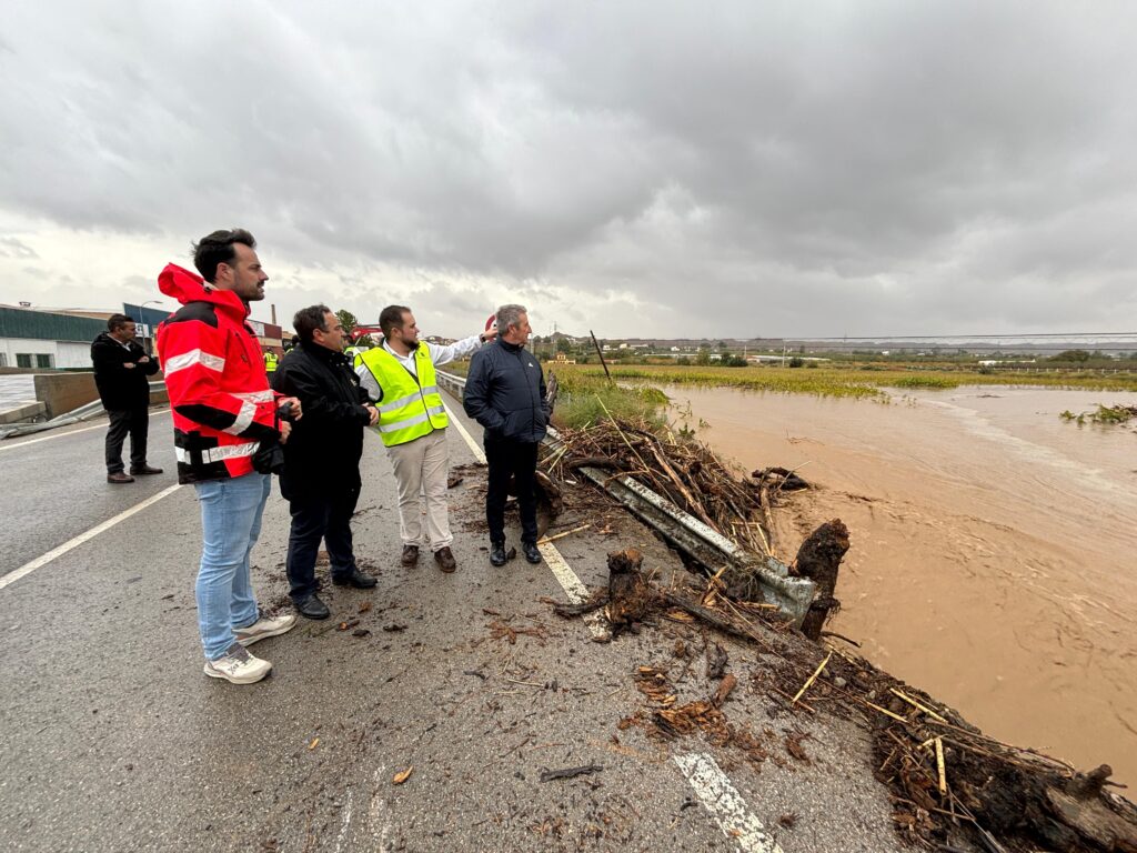 Los-equipos-de-rescate-han-estado-trabajando-intensamente-en-labores-de-salvamento-y-achique-de-agua-en-viviendas