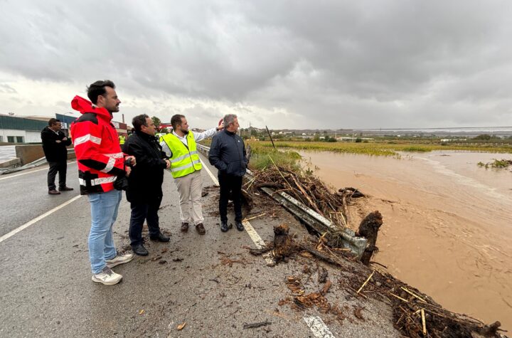 Los-equipos-de-rescate-han-estado-trabajando-intensamente-en-labores-de-salvamento-y-achique-de-agua-en-viviendas