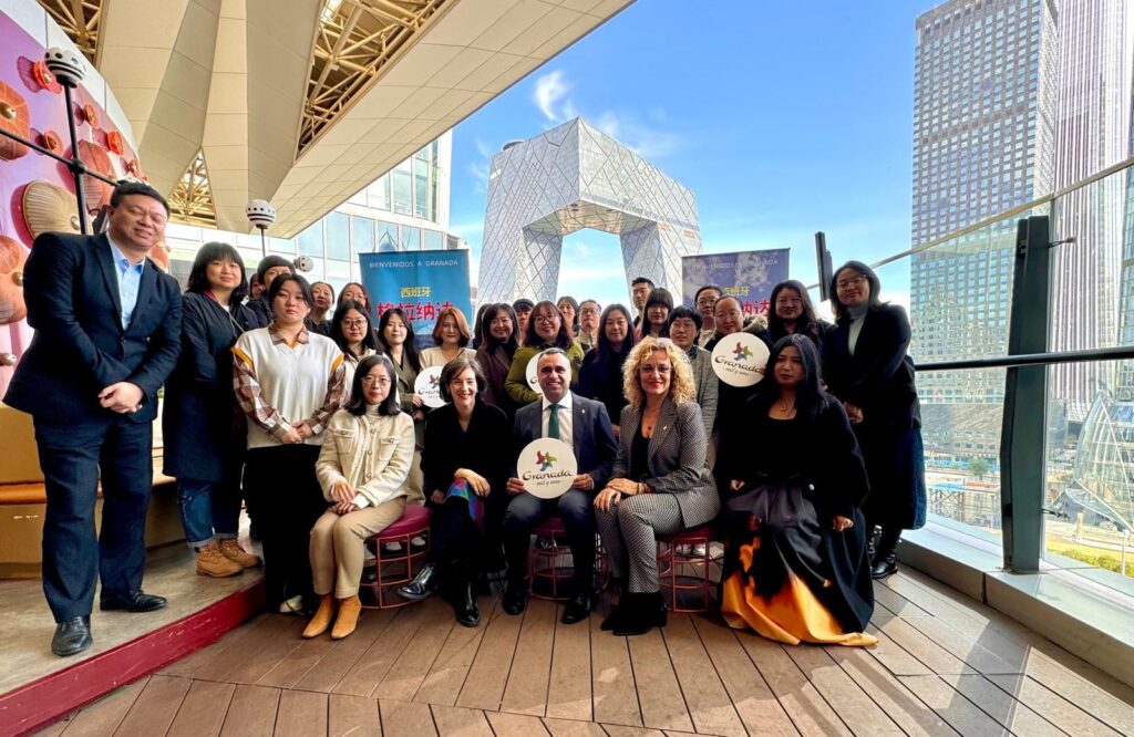 Francis-Rodríguez,-Marta-Nievas-y-María-Llinares-han-presentado-la-gran-oferta-turística-de-Granada-ante-agencias-de-viaje,-turoperadores,-la-compañía-aérea-Air-China-y-medios-de-comunicación-del-país