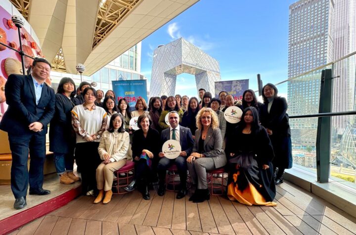 Francis-Rodríguez,-Marta-Nievas-y-María-Llinares-han-presentado-la-gran-oferta-turística-de-Granada-ante-agencias-de-viaje,-turoperadores,-la-compañía-aérea-Air-China-y-medios-de-comunicación-del-país