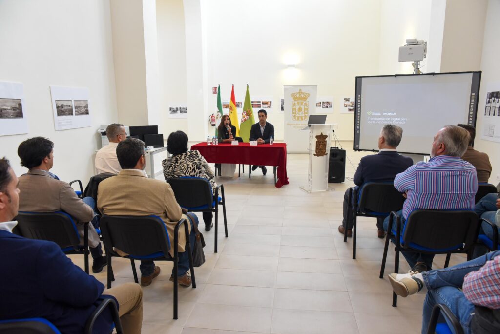 Mónica-Castillo-ha-señalado-que-“esta-iniciativa-supone-un-avance-en-la-modernización-de-nuestros-ayuntamientos"