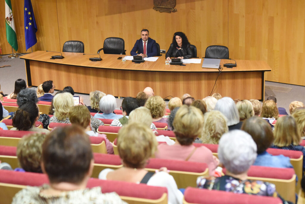 La-sede-de-la-Diputación-ha-congregado-a-féminas-de-diversos-municipios-de-Granada-para-conmemorar-el-Día-Internacional-de-la-Mujer-Rural