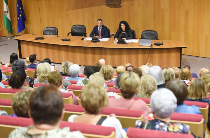 La-sede-de-la-Diputación-ha-congregado-a-féminas-de-diversos-municipios-de-Granada-para-conmemorar-el-Día-Internacional-de-la-Mujer-Rural