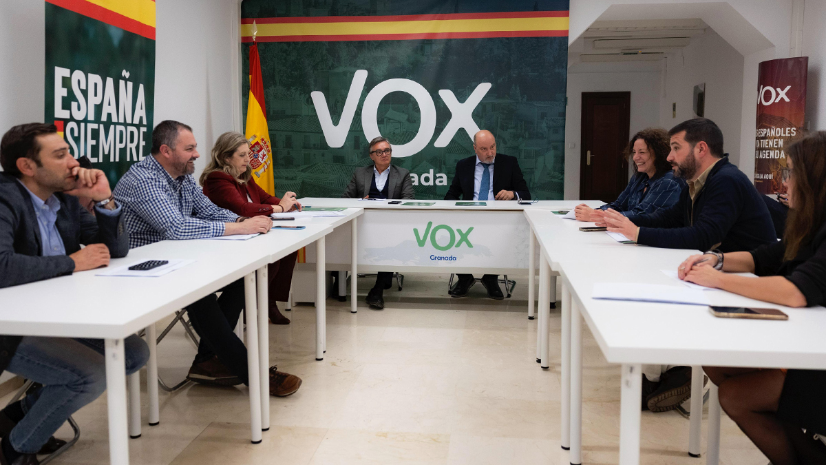 Manuel-Gavira-se-ha-reunido-con-el-CEP-de-VOX-en-Granada-para-recoger-numerosas-enmiendas-de-los-concejales-de-la-formación