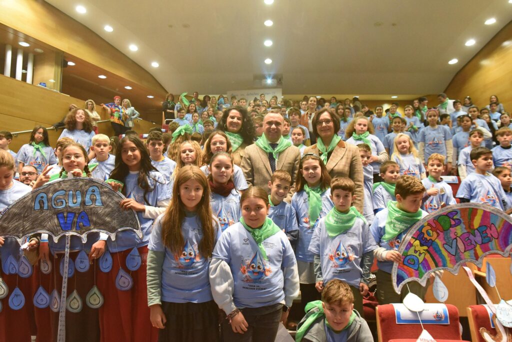 Francis-Rodriguez,-junto-con-la-diputada-Elena-Duque,-han-mantenido-un-encuentro-con-los-pequeños,-reivindicando-la-importancia-de-los-derechos-de-la-infancia