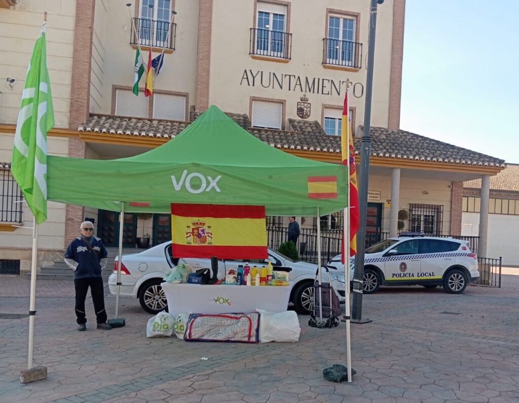 La-Policía-Local-obliga-al-coordinador-local-retirar-una-carpa-y-una-mesa-en-la-que-se-hacía-acopio-de-los-enseres-que-los-vecinos-entregaban