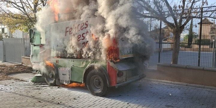 Jacobo-Calvo-recuerda-que-hace-unos-días-una-barredora-ardió-por-completo-en-el-barrio-de-Los-periodistas