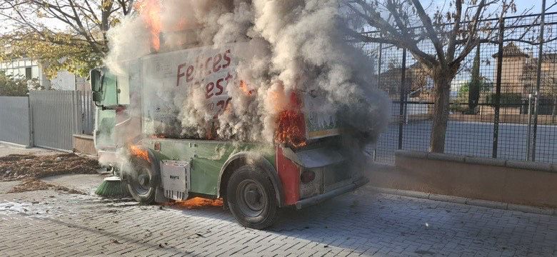 Jacobo-Calvo-recuerda-que-hace-unos-días-una-barredora-ardió-por-completo-en-el-barrio-de-Los-periodistas