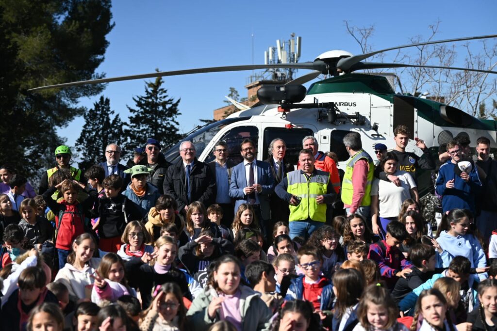 El-equipo-de-delegados-de-la-Junta-participa-en-las-jornadas-de-puertas-abiertas-organizadas-para-conmemorar-el-Día-Europeo-del-1-1-2-en-Granada