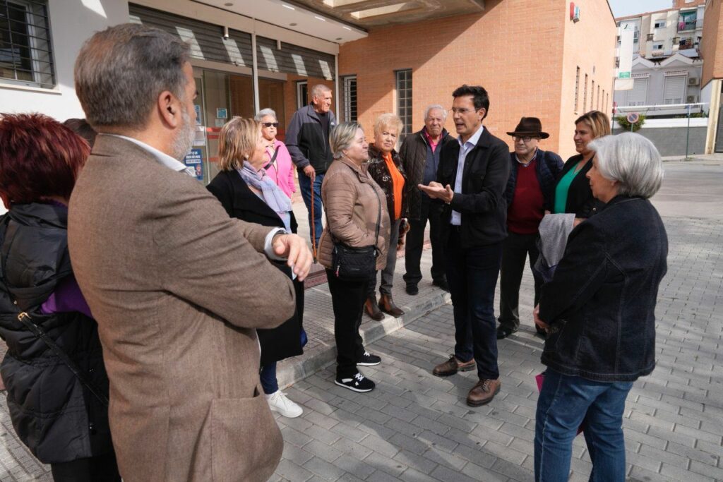 Paco-Cuenca-visita-el-barrio-de-La-Chana-y-se-reúne-con-usuarios-de-su-centro-de-Salud,-quienes-denuncian-el-colapso-en-el-plan-de-citas-médicas