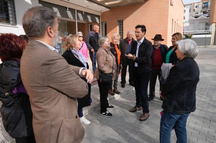 Paco-Cuenca-visita-el-barrio-de-La-Chana-y-se-reúne-con-usuarios-de-su-centro-de-Salud,-quienes-denuncian-el-colapso-en-el-plan-de-citas-médicas