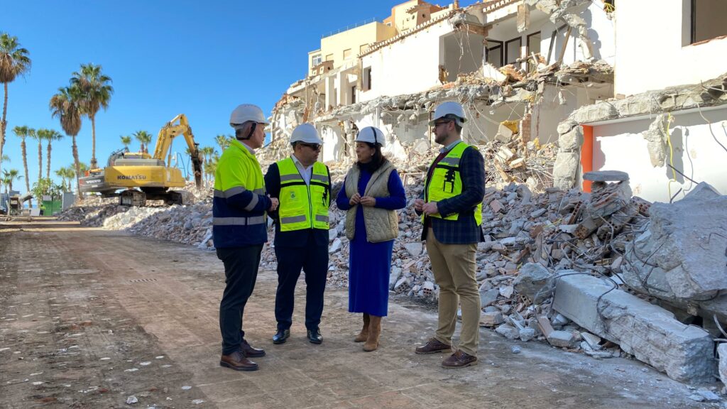 Nicolás-Navarro-y-el-alcalde-de-Almuñécar,-Juanjo-Ruiz-Joya,-han-destacado-el-buen-ritmo-de-los-trabajos-durante-su-visita-a-las-instalaciones