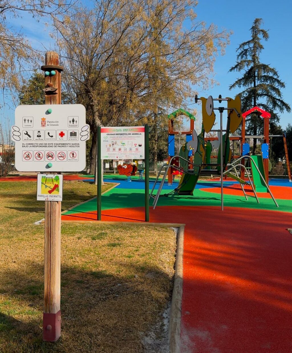 Los-trabajos-han-consistido-en-la-reforma-del-parque-infantil,-la-mejora-en-las-pistas-de-vóley-playa-y-en-la-renovación-del-vallado-de-la-piscina