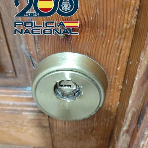 Previamente-a-ser-localizadas-por-el-policía-fuera-de-servicio,-intentaron-forzar-una-vivienda-para-perpetrar-un-robo