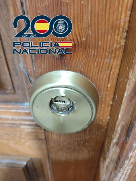 Previamente-a-ser-localizadas-por-el-policía-fuera-de-servicio,-intentaron-forzar-una-vivienda-para-perpetrar-un-robo