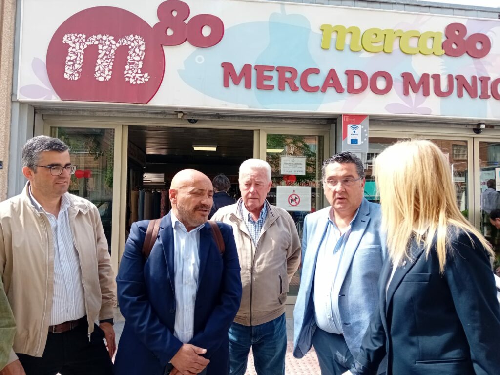El-delegado-anuncia-la-convocatoria-de-nuevas-ayudas-al-sector-durante-una-visita-realizada-junto-a-la-concejala-de-Comercio-a-distintos-negocios-del-Zaidín