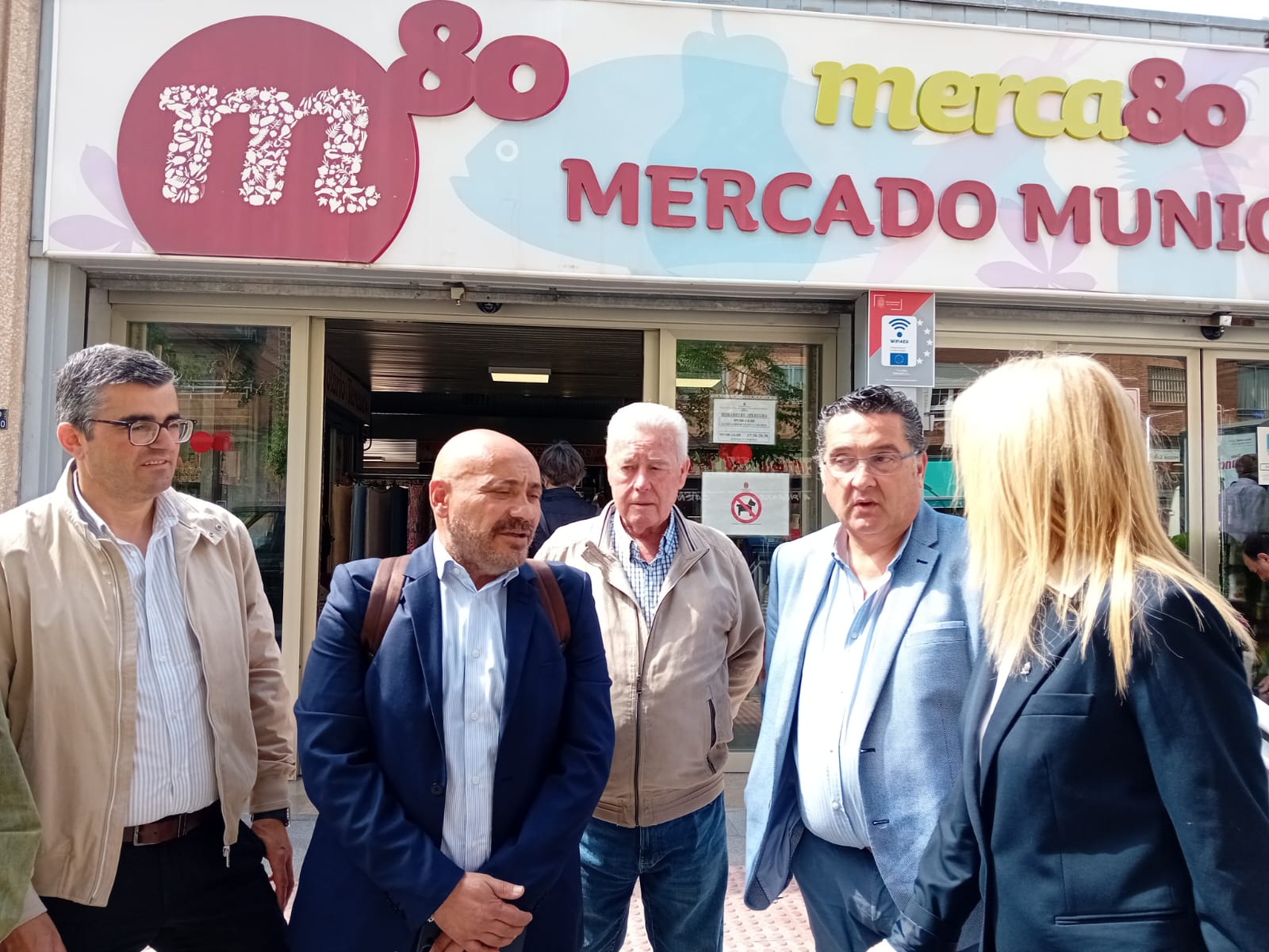 El-delegado-anuncia-la-convocatoria-de-nuevas-ayudas-al-sector-durante-una-visita-realizada-junto-a-la-concejala-de-Comercio-a-distintos-negocios-del-Zaidín