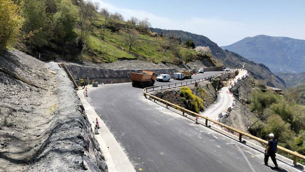 Fomento-culmina-los-trabajos-en-la-principal-conexión-del-municipio-con-la-Alpujarra,-que-había-sufrido-cuantiosos-daños-por-las-lluvias