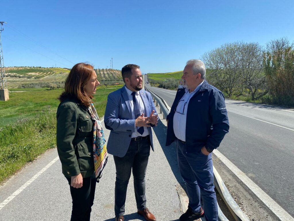 El-diputado-José-Ramón-Jiménez-ha-indicado-que-“esta-carretera-es-una-vía-esencial-para-esta-comarca,-especialmente-para-los-agricultores,-que-la-utilizan-diariamente-en-sus-desplazamientos”