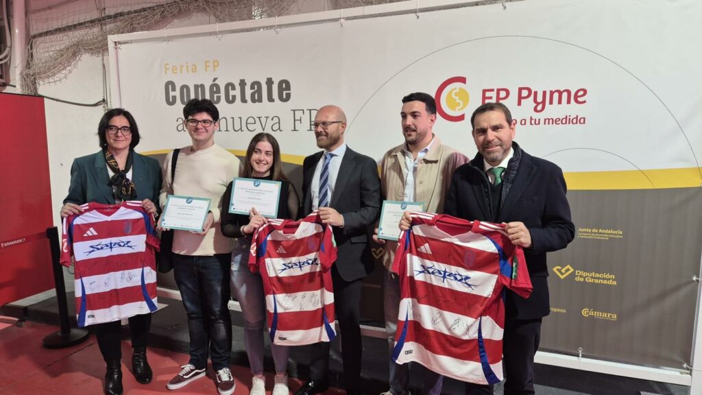 Adrián,-de-23-años,-competirá-con-otros-jóvenes-finalistas-de-diferentes-puntos-de-España-por-el-Premio-Embajador-del-Año-en-la-Final-Nacional-que-se-celebrará-en-mayo-en-la-sede-de-la-Cámara-de-España-en-Madrid.