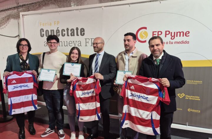 Adrián,-de-23-años,-competirá-con-otros-jóvenes-finalistas-de-diferentes-puntos-de-España-por-el-Premio-Embajador-del-Año-en-la-Final-Nacional-que-se-celebrará-en-mayo-en-la-sede-de-la-Cámara-de-España-en-Madrid.