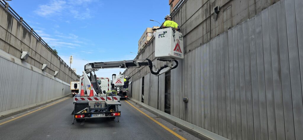 Con-una-inversión-de-152.637€,-desde-el-área-de-Mantenimiento-se-ha-procedido-a-la-instalación-de-nueva-iluminación-en-este-túnel-del-distrito-Beiro-que-va-a-suponer-un-ahorro-de-16.560W