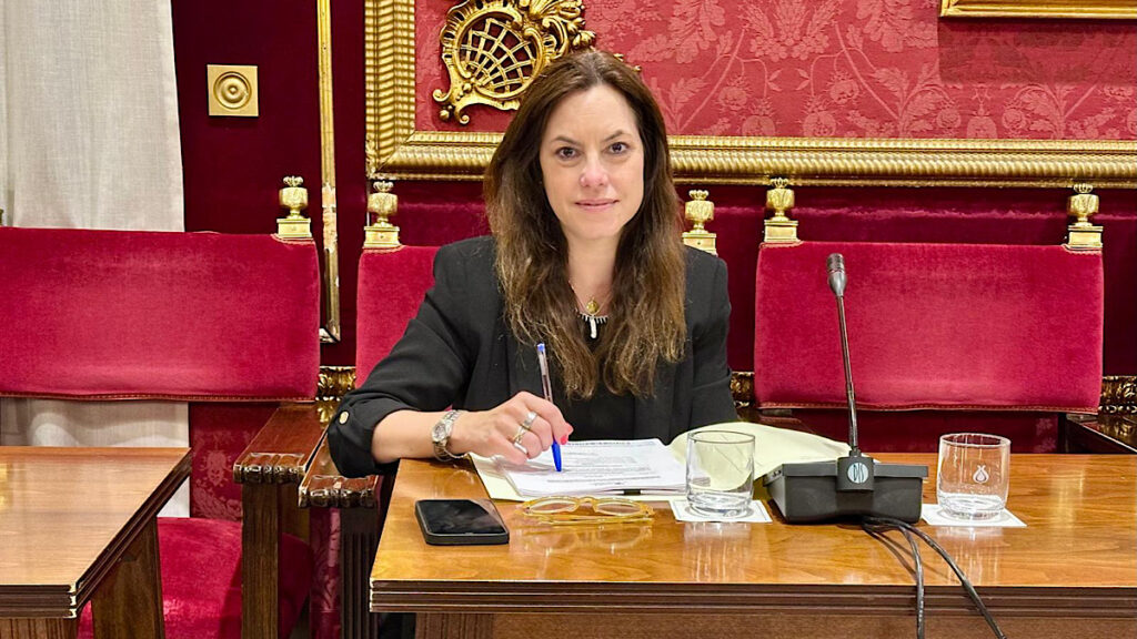 Mónica-Rodríguez-Gallego-alerta-de-que-la-imposición-de-la-zona-de-bajas-emisiones-afectará-a-los-usuarios-de-los-autobuses-urbanos