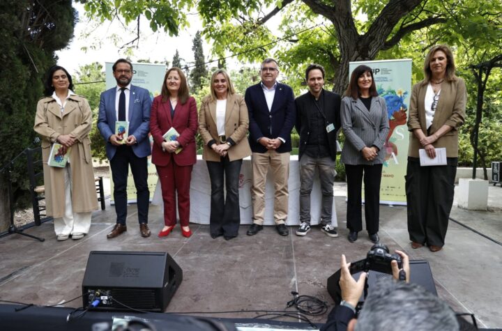 Marifrán-Carazo-invita-“a-todos-los-granadinos-a-participar-de-este-Festival-de-una-manera-activa,-en-familia,-en-un-certamen-donde-Granada-se-convierte-en-el-escenario-perfecto-y-en-el-epicentro-internacional-de-la-poesía”.