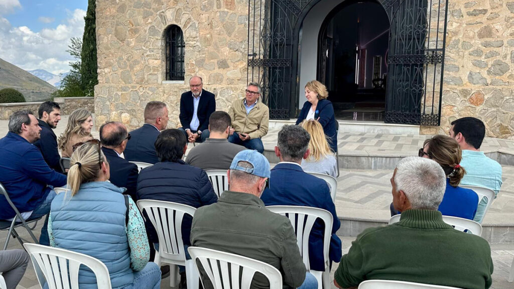 El-portavoz-del-GP-VOX-en-Andalucía--Manuel-Gavira--ha-asegurado-que-con-la-paralización-de-este-megaproyecto--que-hubiese-supuesto-la-tala-de-500.000-olivos-y-miles-de-encinas--“gana-el-sentido-común-y-pierden-las-irracionales-políticas-climáticas-de-Moreno-Bonilla”--ante-lo-que-ha-advertido-que-“seguiremos-dando-voz-a-los-andaluces-y-defendiendo-nuestro-mundo-rural”-contra-el-“fanatismo-verde”-del-PP