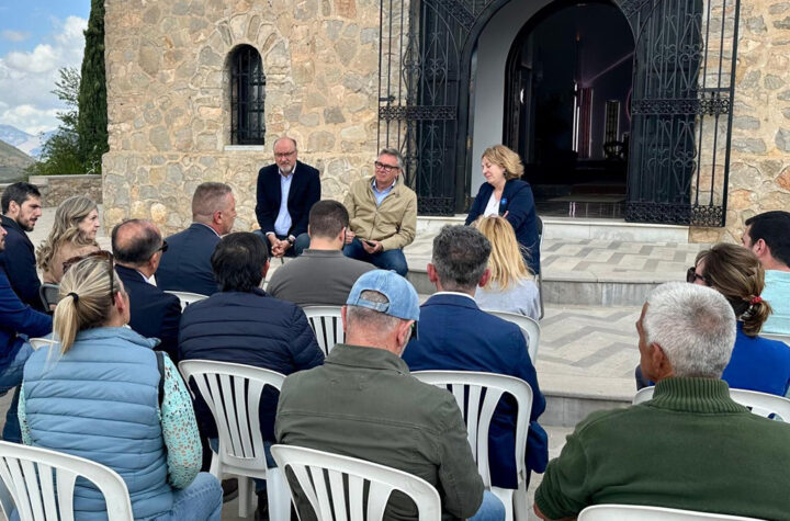 El-portavoz-del-GP-VOX-en-Andalucía--Manuel-Gavira--ha-asegurado-que-con-la-paralización-de-este-megaproyecto--que-hubiese-supuesto-la-tala-de-500.000-olivos-y-miles-de-encinas--“gana-el-sentido-común-y-pierden-las-irracionales-políticas-climáticas-de-Moreno-Bonilla”--ante-lo-que-ha-advertido-que-“seguiremos-dando-voz-a-los-andaluces-y-defendiendo-nuestro-mundo-rural”-contra-el-“fanatismo-verde”-del-PP