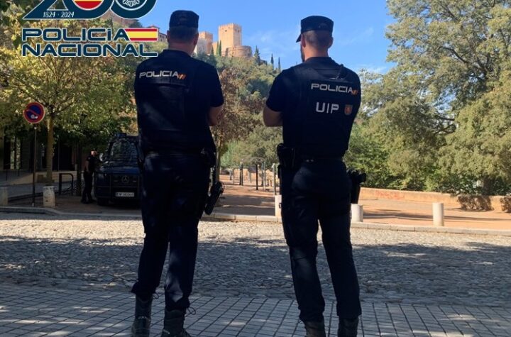 Se-aproximó-a-un-grupo-de-amigos-de-los-cuales-dos-se-habían-quedado-rezagados,-y-presuntamente-les-enseñó-una-navaja-para-intimidarles-pidiéndoles-los-teléfonos-móviles