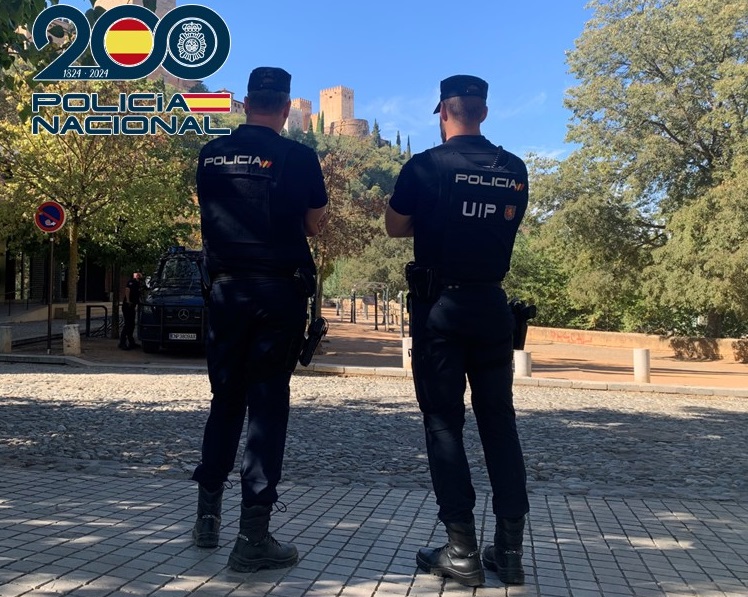 Se-aproximó-a-un-grupo-de-amigos-de-los-cuales-dos-se-habían-quedado-rezagados,-y-presuntamente-les-enseñó-una-navaja-para-intimidarles-pidiéndoles-los-teléfonos-móviles