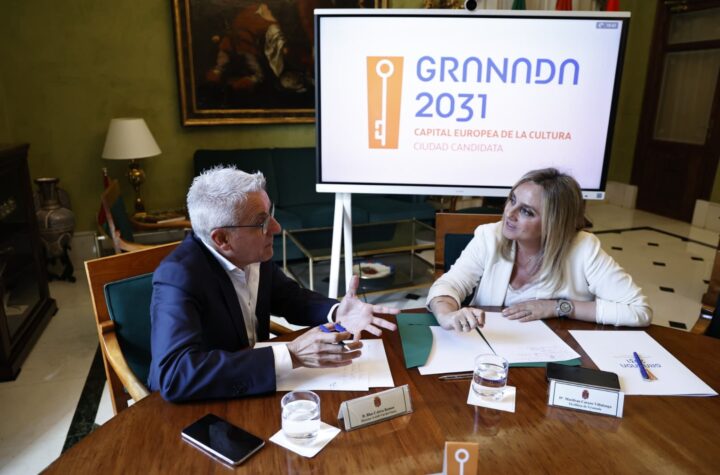 Blas-Calero-Ramos,-director-del-centro,-firma-la-adhesión-y-destaca-el-compromiso-de-la-escuela-con-una-cultura-que-conecta-educación,-creatividad-e-innovación.
