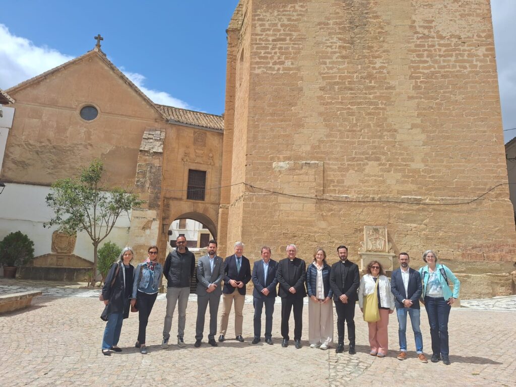 Expertos-en-patrimonio-realizan-una-visita-técnica-para-inspeccionar-el-templo-y-determinar-así-la-mejor-solución-para-restaurar-el-BIC
