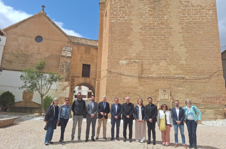 Expertos-en-patrimonio-realizan-una-visita-técnica-para-inspeccionar-el-templo-y-determinar-así-la-mejor-solución-para-restaurar-el-BIC