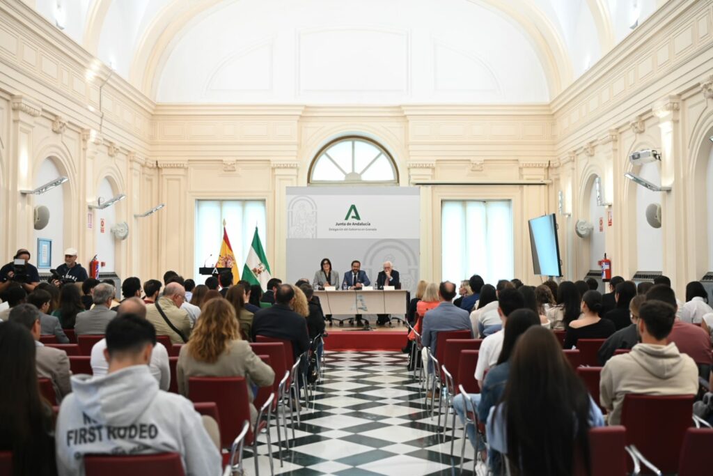El-delegado-del-Gobierno,-Antonio-Granados,-da-la-bienvenida-a-los-estudiantes-en-un-acto-en-la-sede-de-la-administración-autonómica