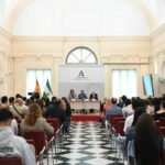 El-delegado-del-Gobierno,-Antonio-Granados,-da-la-bienvenida-a-los-estudiantes-en-un-acto-en-la-sede-de-la-administración-autonómica