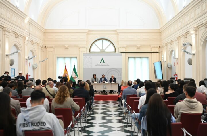 El-delegado-del-Gobierno,-Antonio-Granados,-da-la-bienvenida-a-los-estudiantes-en-un-acto-en-la-sede-de-la-administración-autonómica
