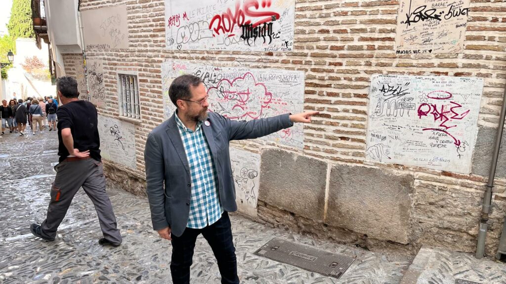 El-concejal-del-PSOE,-Juanjo-Ibáñez,-alerta-sobre-“una-plaga-que-va-in-crescendo”-y-que-está-poniendo-en-peligro-la-designación-del-barrio-como-Patrimonio-de-la-Humanidad-por-la-Unesco